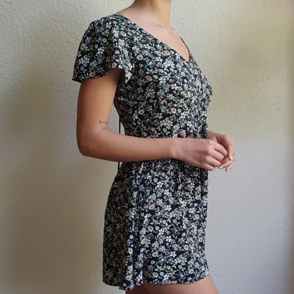 ✨ 3/$20 Floral Romper from LA Hearts - Picture 2 of 4